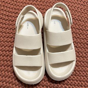 Cushionaire cloud sandals